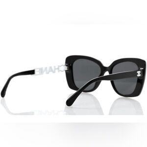 Chanel SQUARE SUNGLASSES
Acetate & Strass
Black. Lenses: Gray